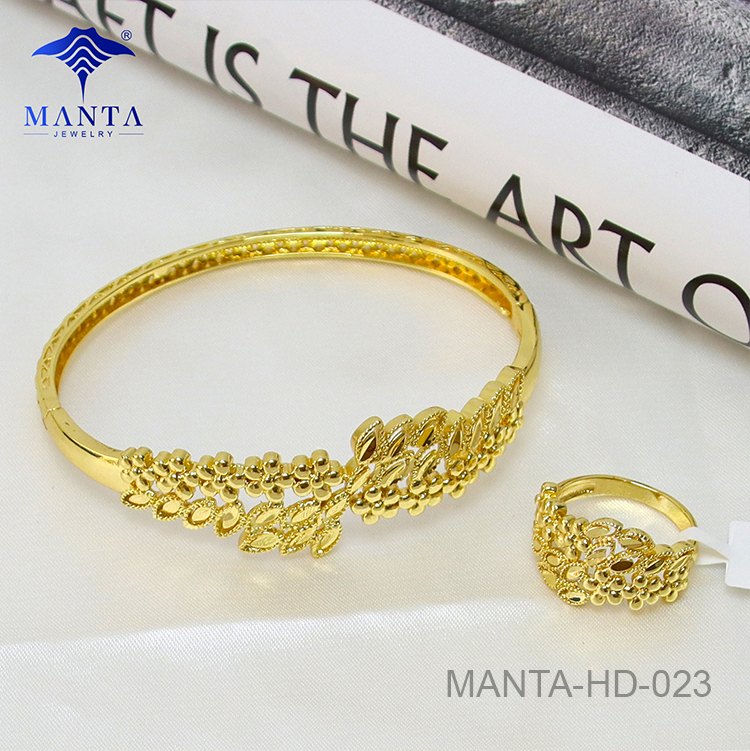 Anillo tipo esclava con cristal de barra geométrica en oro amarillo de 18 k