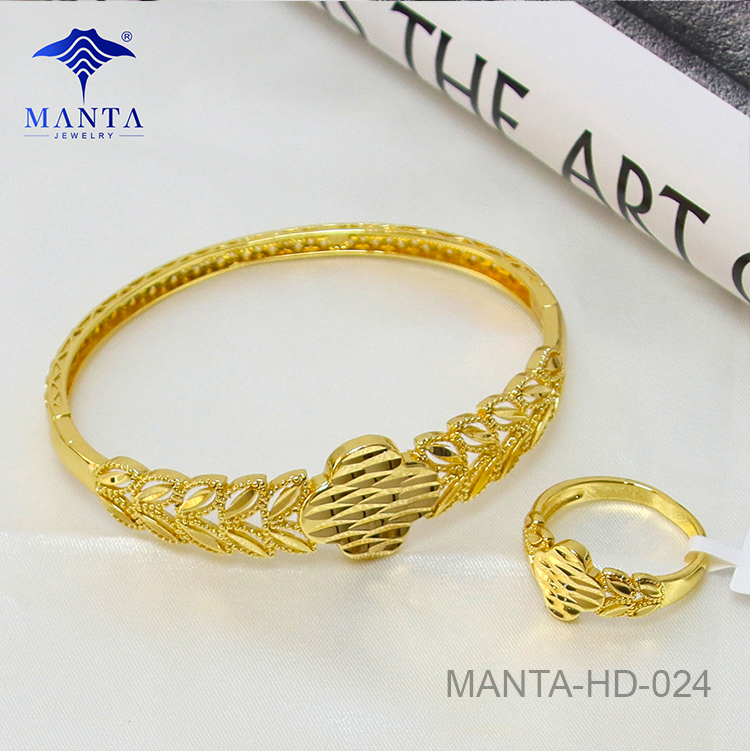 Anillo tipo esclava con cristal de barra geométrica en oro amarillo de 18 k