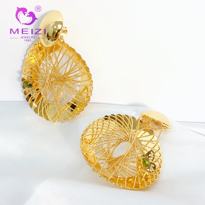 orecchini a cerchio con diamanti da donna con design in oro