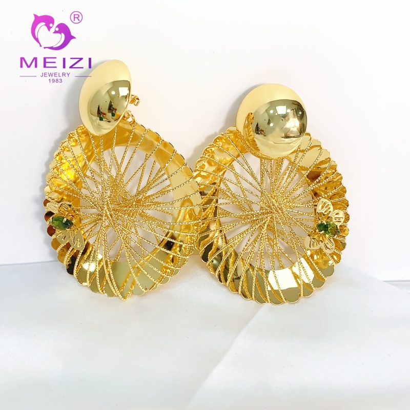 orecchini a cerchio con diamanti da donna con design in oro