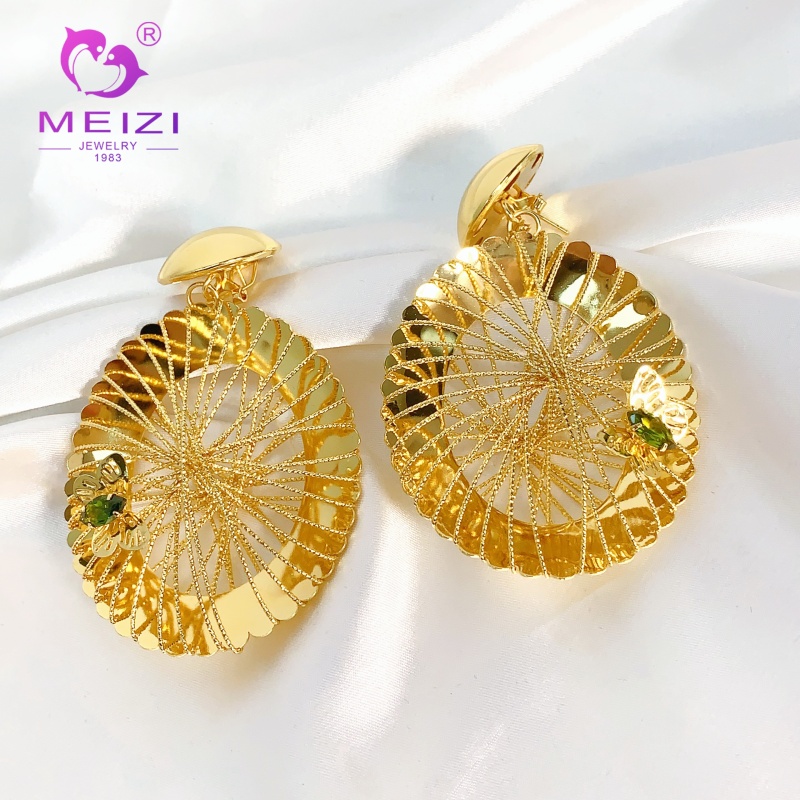 orecchini a cerchio con diamanti da donna con design in oro