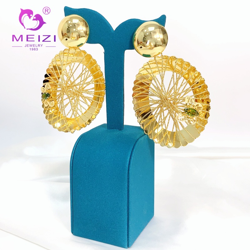 orecchini a cerchio con diamanti da donna con design in oro