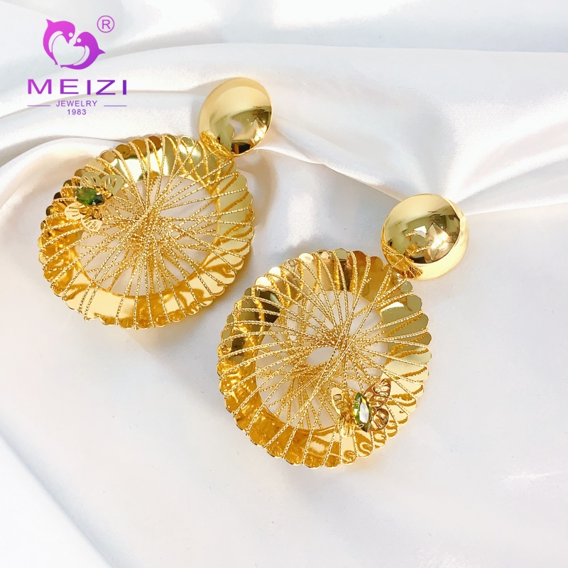 orecchini a cerchio con diamanti da donna con design in oro