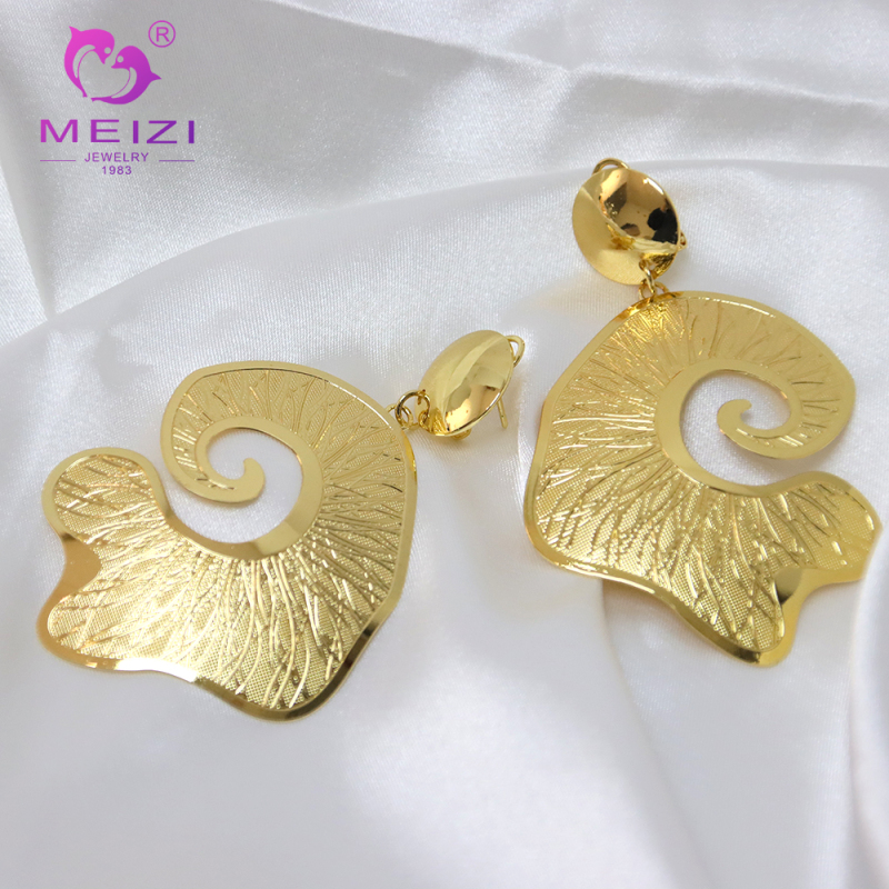 ladies set gold pendant earrings and necklace