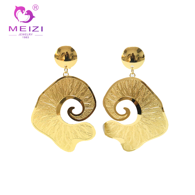 ladies set gold pendant earrings and necklace