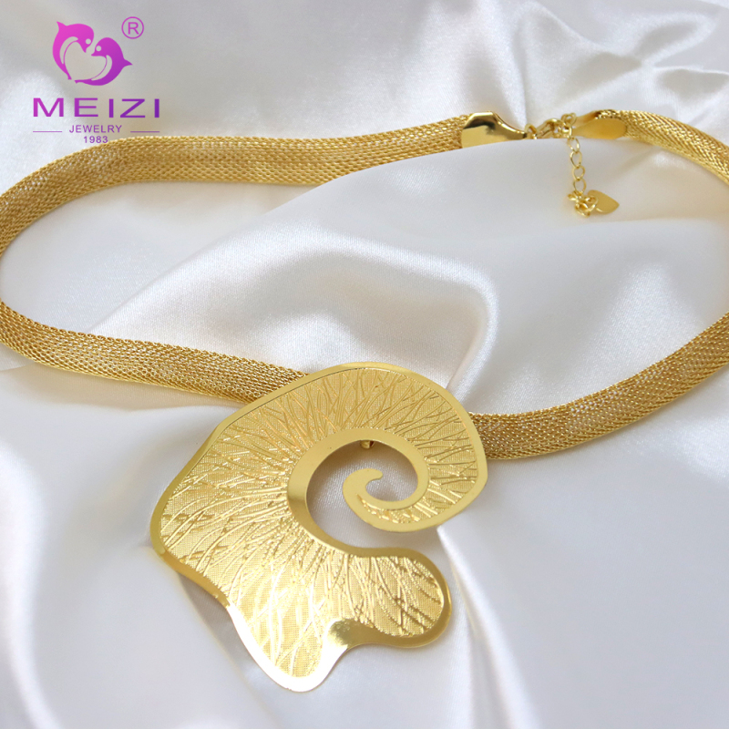 ladies set gold pendant earrings and necklace