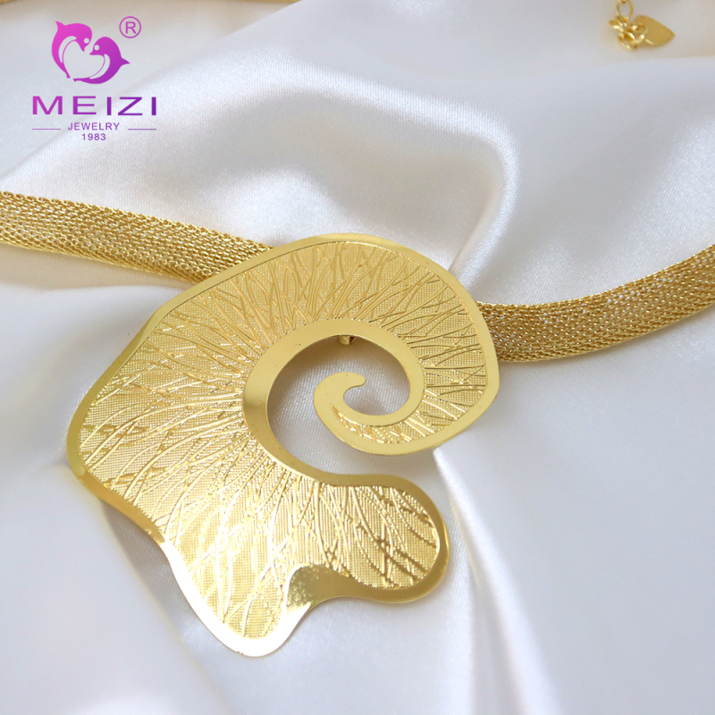 ladies set gold pendant earrings and necklace