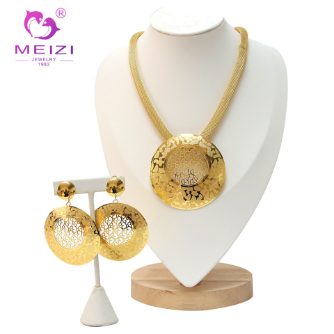 conjunto de brincos e colar de ouro com corrente de moda feminina
