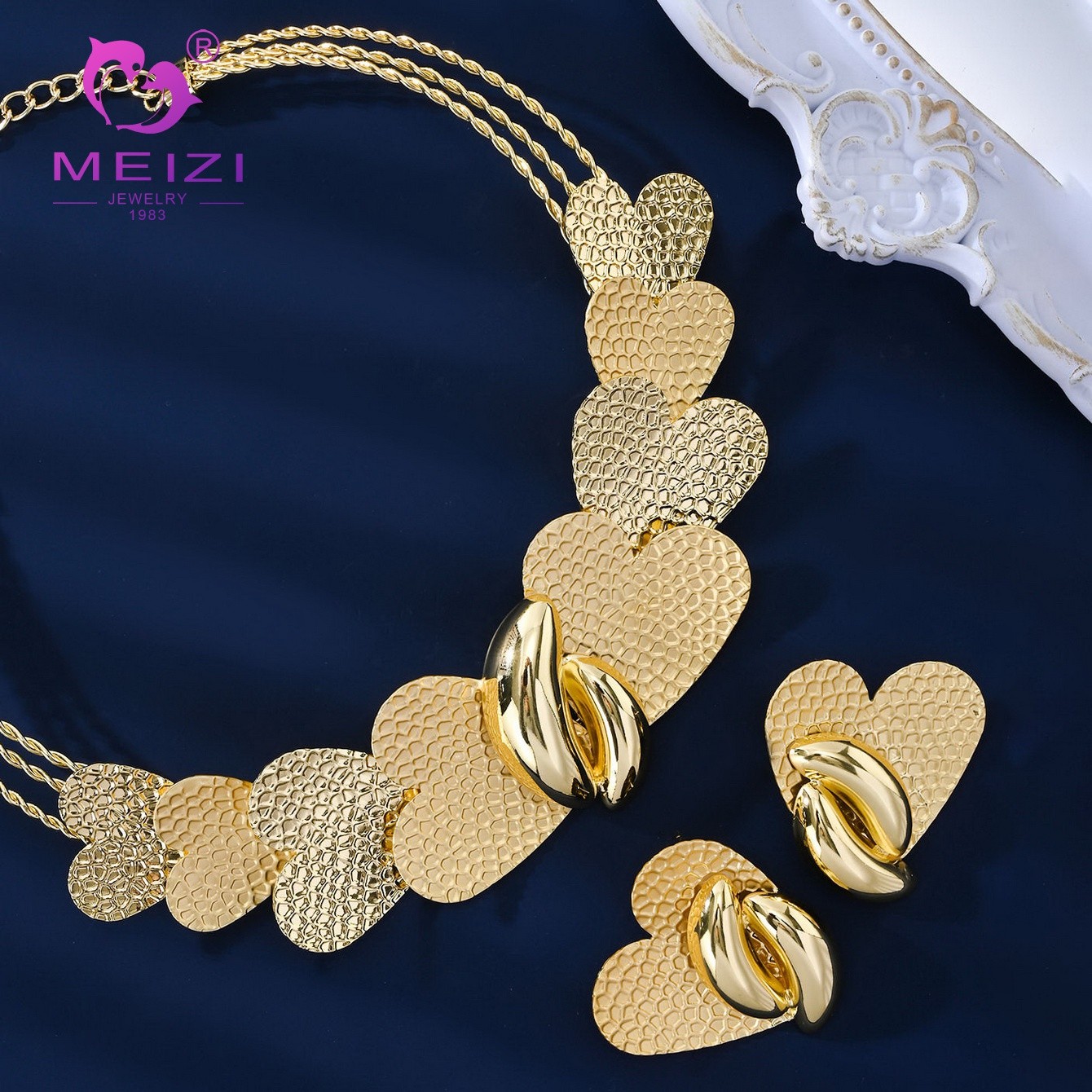 Retro luxury art jewelry Retro luxury art jewelry