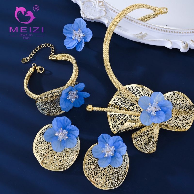A Romantic Floral-Themed Gold-Plated Openwork Jewelry Set