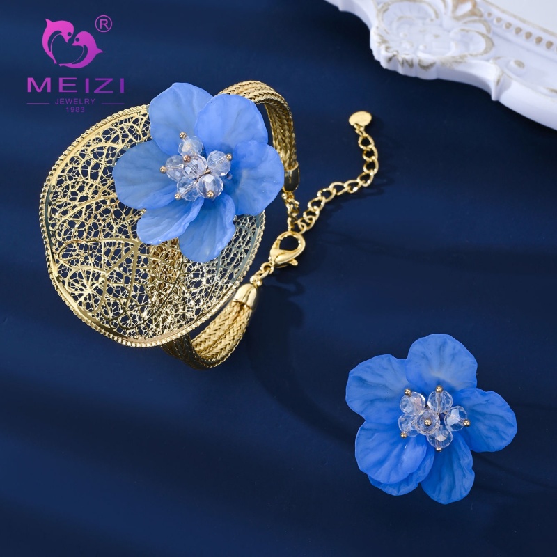 A Romantic Floral-Themed Gold-Plated Openwork Jewelry Set