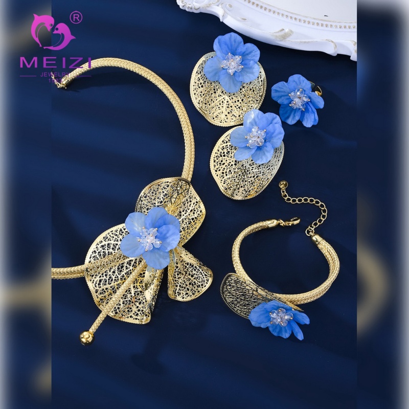 A Romantic Floral-Themed Gold-Plated Openwork Jewelry Set