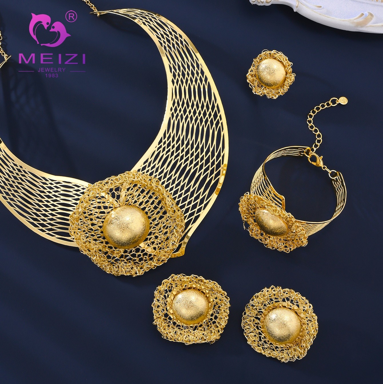 Vintage luxury high-end jewelry Vintage luxury high-end jewelry