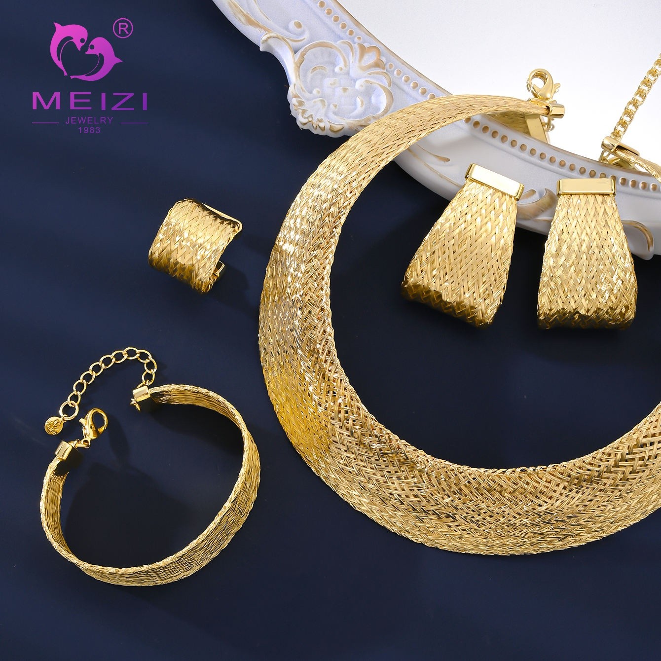 Vintage luxury high-end jewelry Vintage luxury high-end jewelry