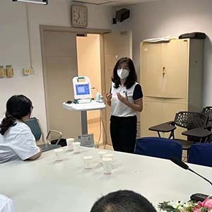 Oude klanten bezoeken en technische begeleiding en training geven