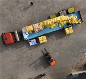 Das Lager erhält Lieferungen von Polyeisensulfat und Polyacrylamid