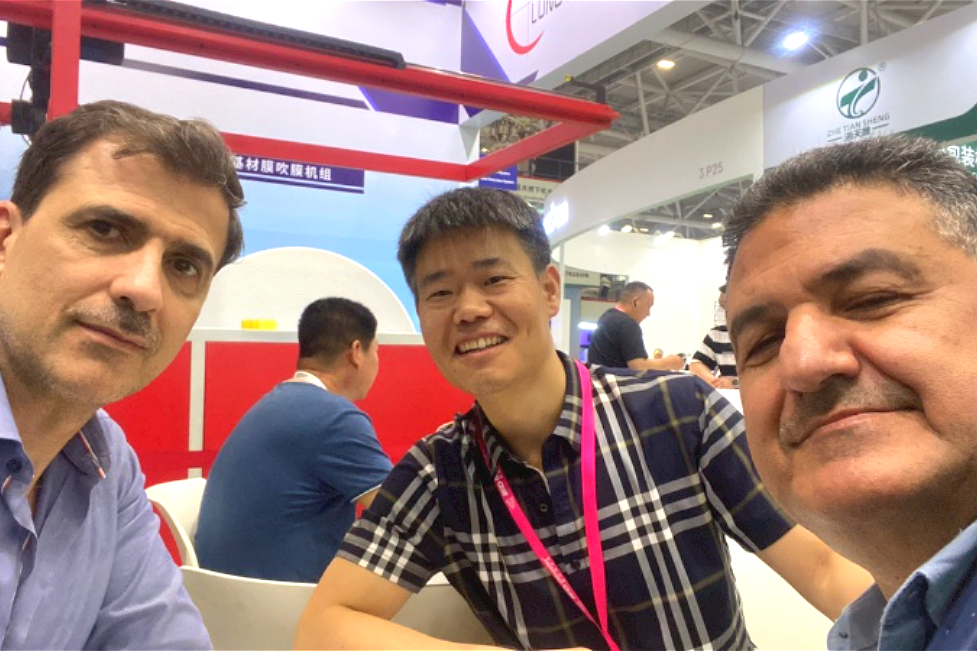 A customer from South America visited our company and placed an order for a multi-layer blown film extruder