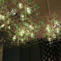 Große künstlerische Hotellobby mit grünem Glaskugel-Lampen-Kronleuchter