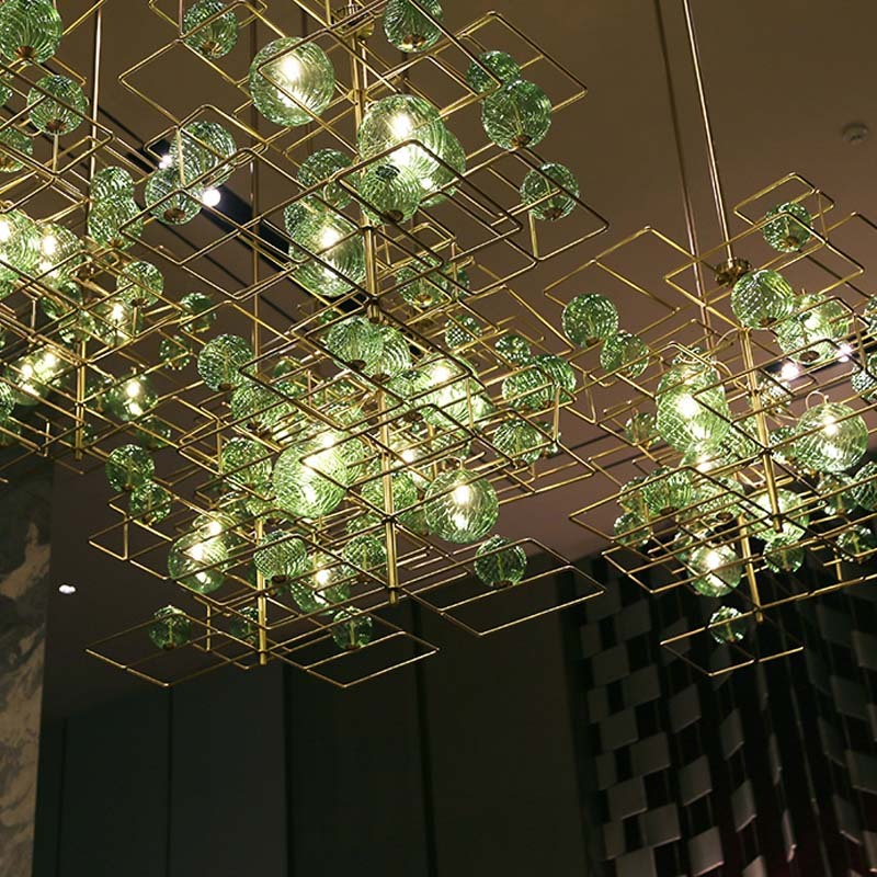 Große künstlerische Hotellobby mit grünem Glaskugel-Lampen-Kronleuchter