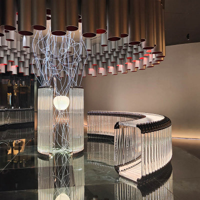 Balcão de bar curvo decorativo de design personalizado exclusivo com luz