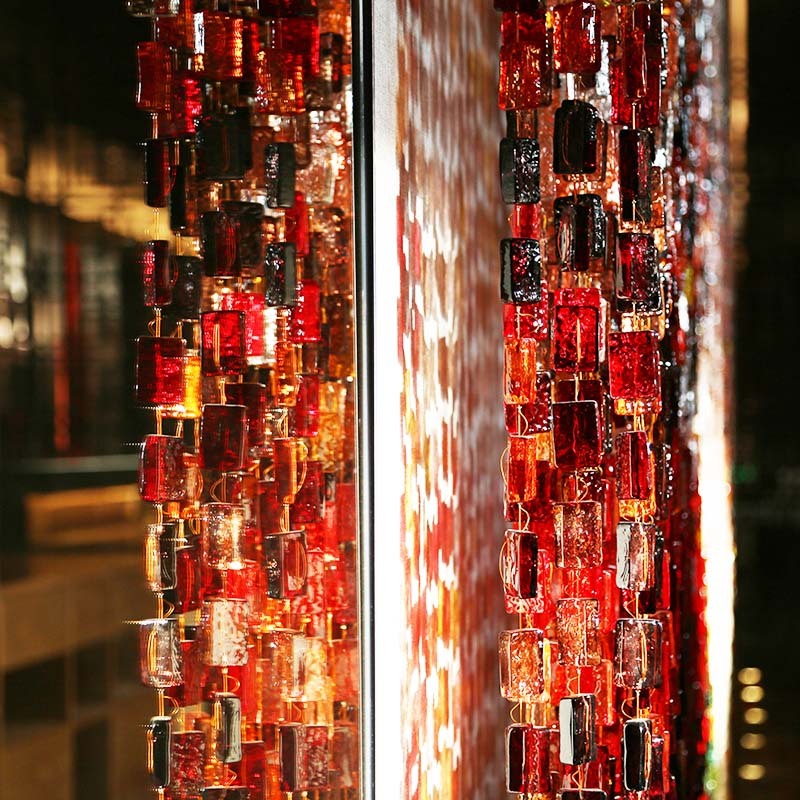 Großer kundenspezifischer Hintergrund aus Murano-Glas für die Hotellobby-Rezeption