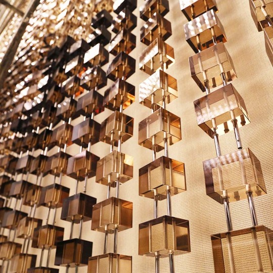 Schermo divisorio a blocchi di cristallo per reception di hotel di grandi dimensioni dal design unico