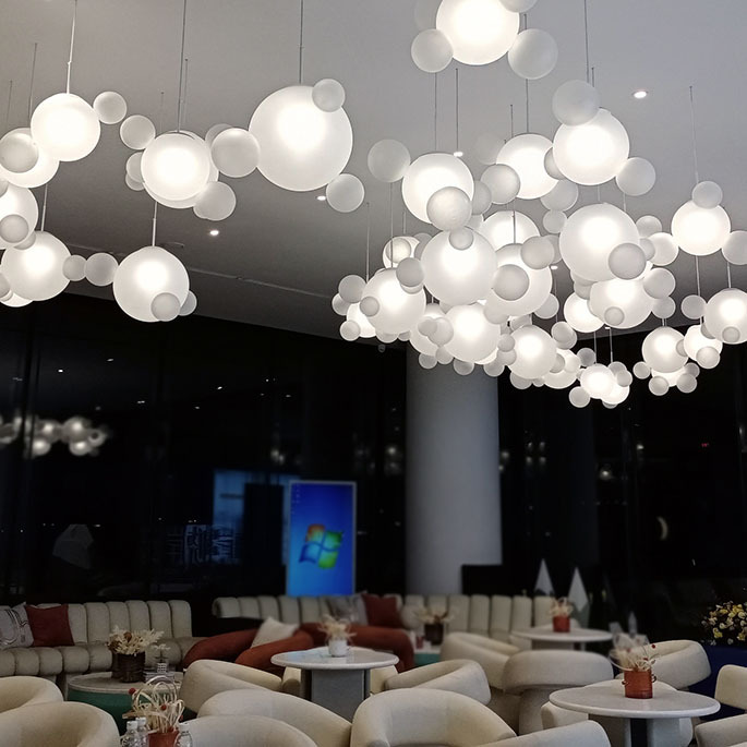 Lustre de vidro para decoração de quarto infantil com bola do Mickey