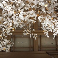 Grande lampadario moderno personalizzato in foglia di ginkgo in acrilico