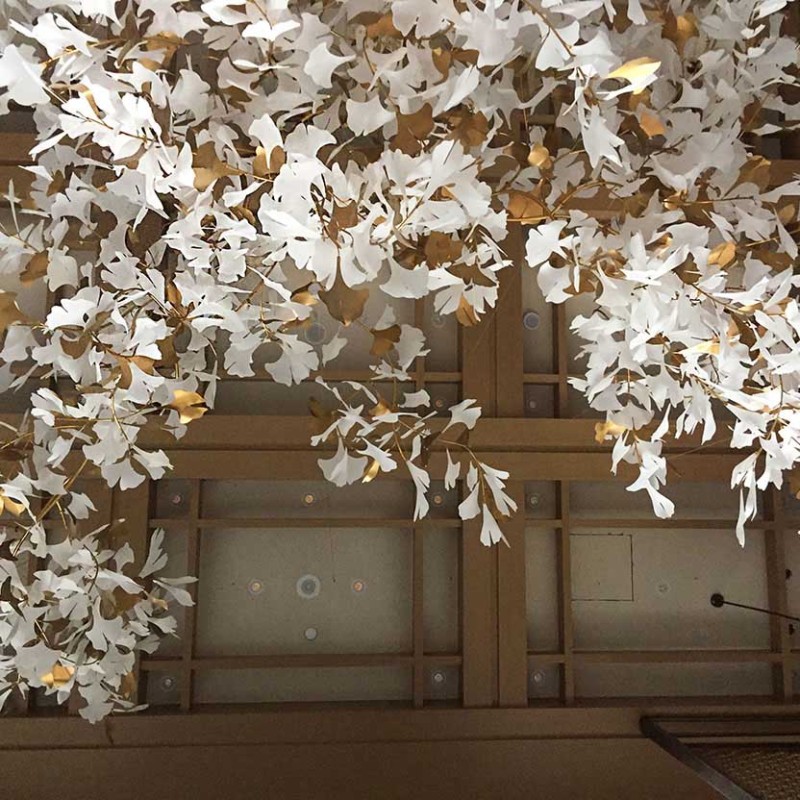 Grande lampadario moderno personalizzato in foglia di ginkgo in acrilico