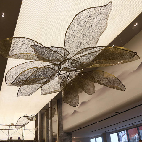 Personalização do lustre de pétala no saguão gigante do hotel