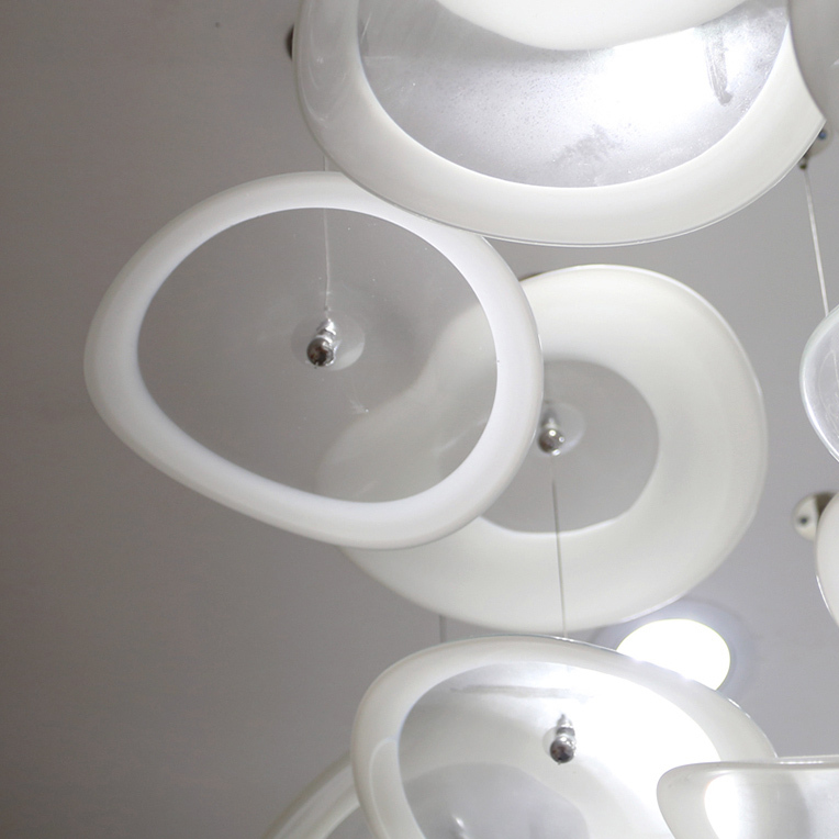 ثريا بيضاء هندسية كبيرة