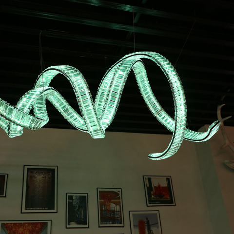 Lustre de cristal em redemoinho com escurecimento RGB