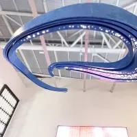 Lampadario in metallo personalizzato nella hall dell'hotel
