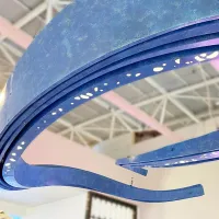 Lampadario in metallo personalizzato nella hall dell'hotel