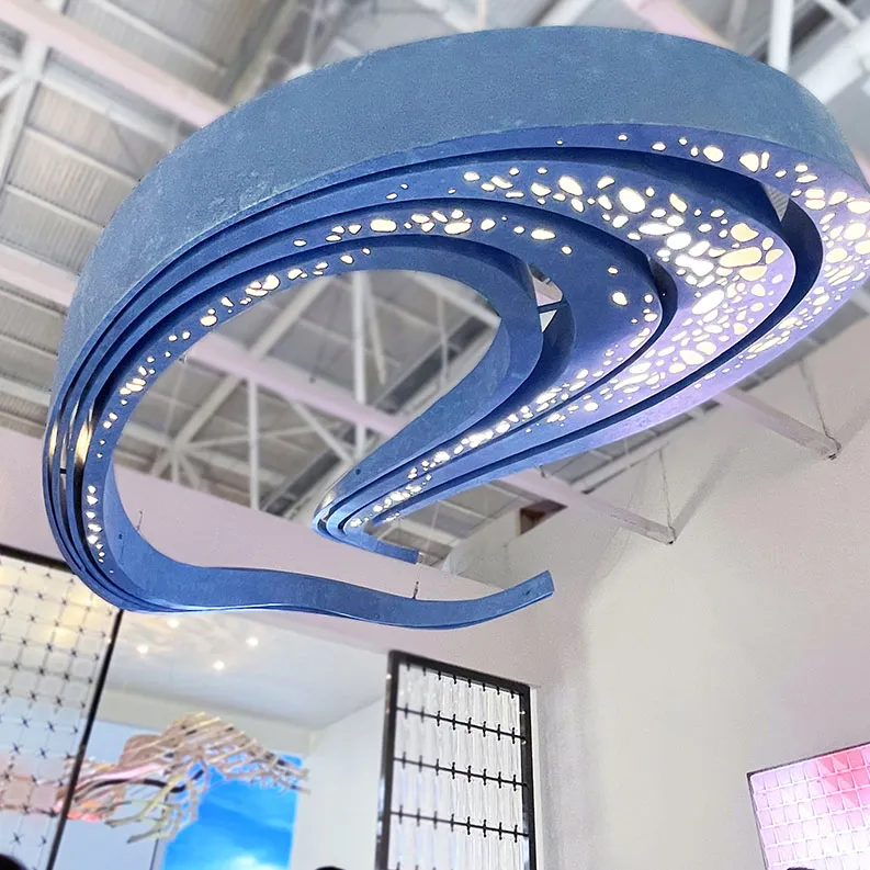 Lampadario in metallo personalizzato nella hall dell'hotel