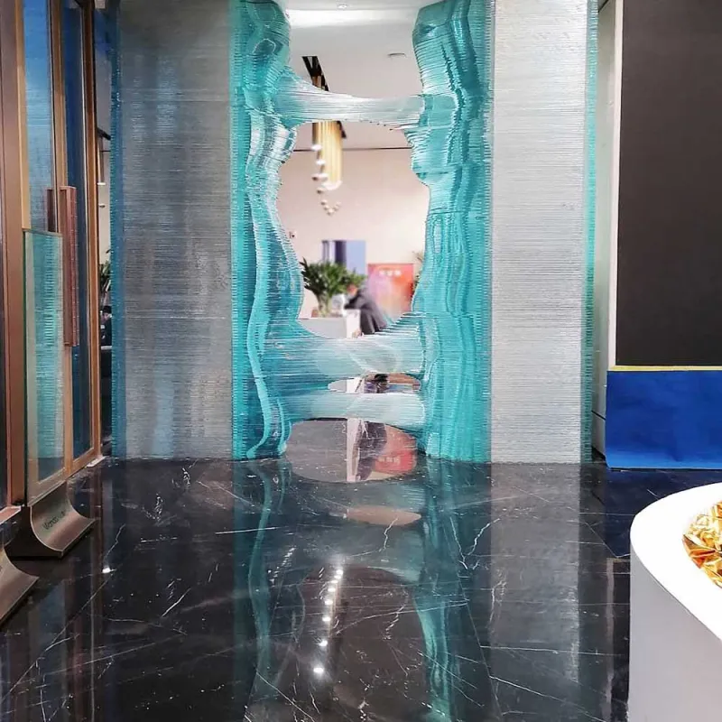 Incredibile scultura in vetro intagliato a mano
