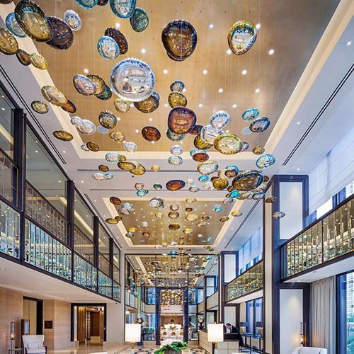 Kronleuchter in Hotellobbys sind in der Regel größer. Weißt du, warum?