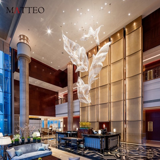 Für die Beleuchtung im Lobbybereich des Hotels sind moderne Kristalllüster erforderlich