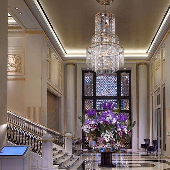 Beleuchtung und Dekoration – Ein Paar gute Brüder