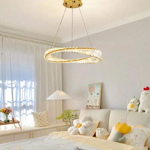 ما مدى ارتفاع الثريا في غرفة المعيشة؟