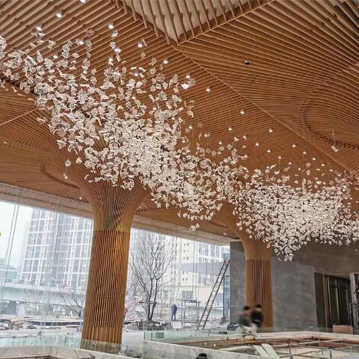 رفع الأجواء: تأثير الثريات المخصصة في المساحات التجارية