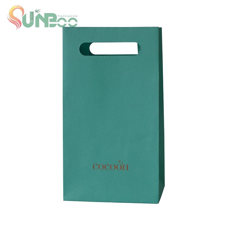 sacs cadeaux en papier bleu avec poignées