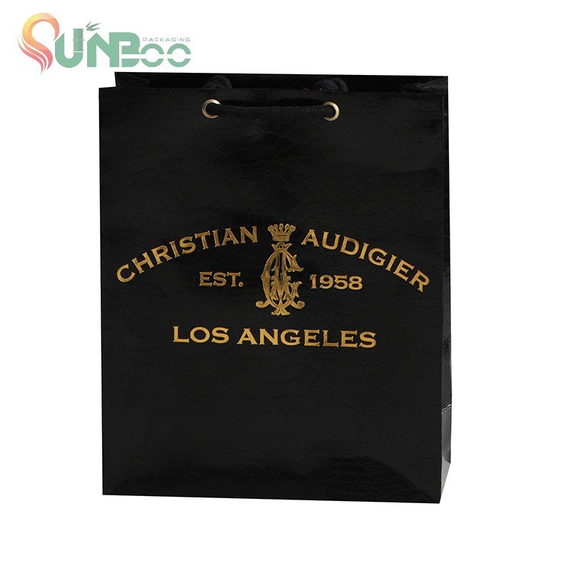 Sacs en papier kraft noirs avec paquet de sac-cadeau de conception de timbre chaud d'or