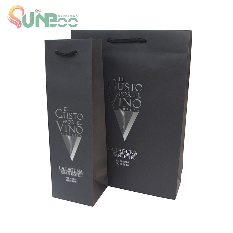 Sac cadeau en papier kraft noir avec tampon en feuille d'argent