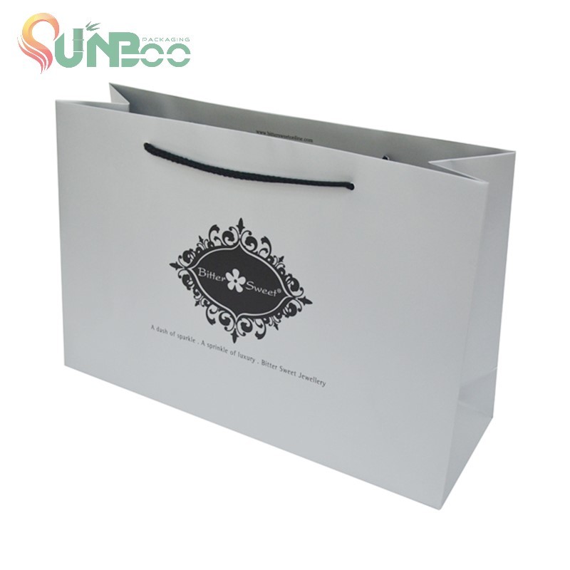 Sac en papier kraft blanc pour emballage en tissu avec poignée solide