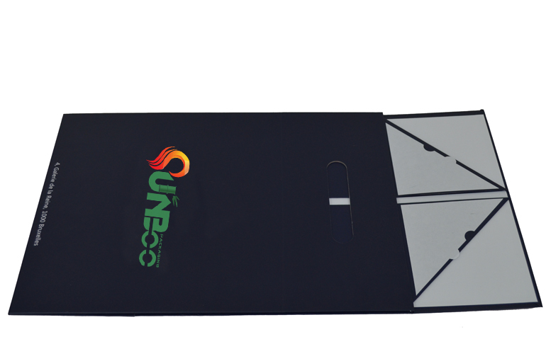 Boîte en papier pliable noire mate avec poignée en ruban bleu