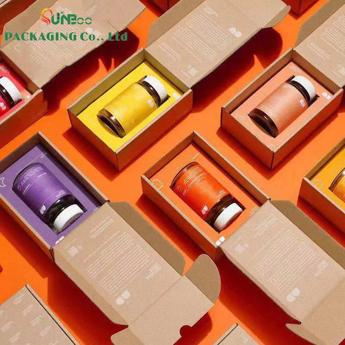 L'annonce de papier de petite carte de couleur bleue enferme dans une boîte des boîtes d'annonce faites sur commande