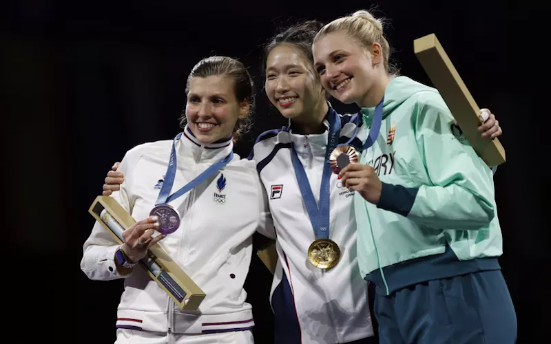 Няма цветя на подиума на Олимпийските игри в Париж. Какви са правоъгълните кутии за подаръци, които държат медалистите?