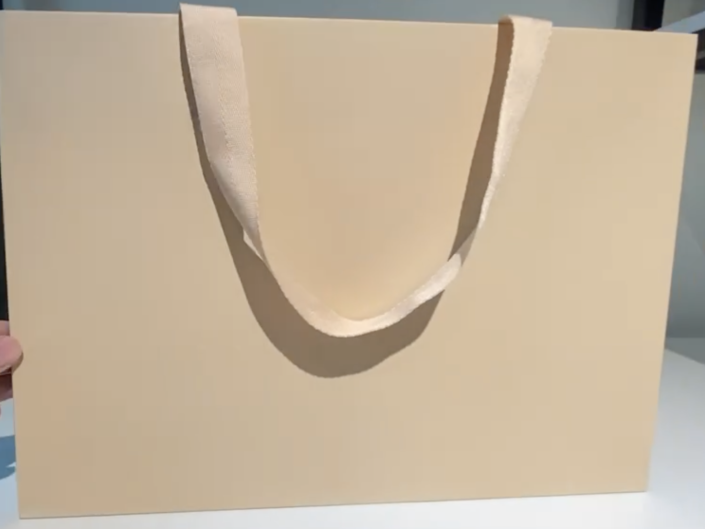 Fabrication de sacs cadeaux en papier | Créations personnalisées directement de notre usine