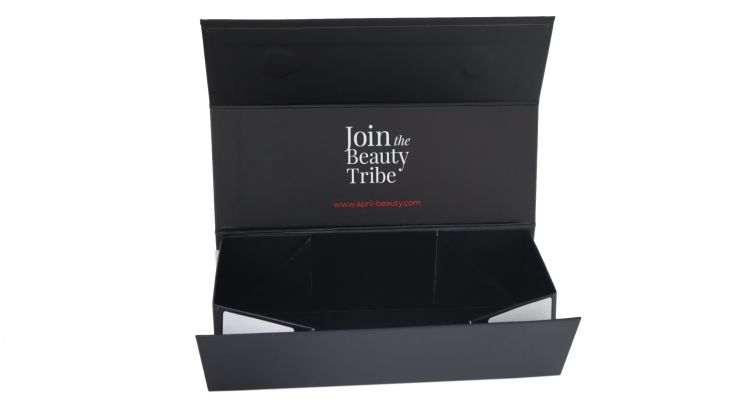 Folding packaging box